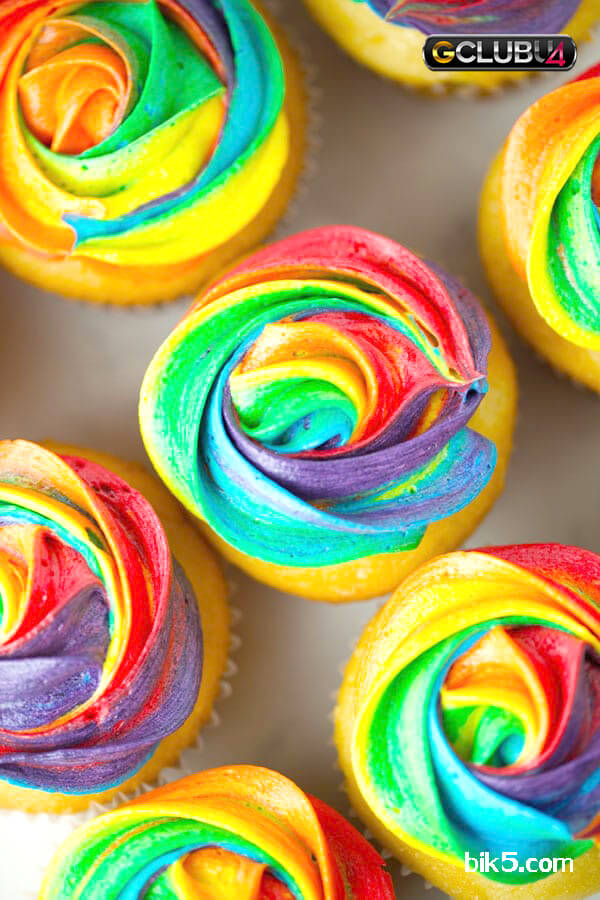 โฮมเมด Rainbow Cupcakes